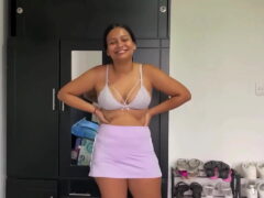 MINHA CUNHADA MORENA DE ROSTO LINDO E SORRISO BONITO PUXA A CALCINHA PARA SENTAR NO MEU PAU