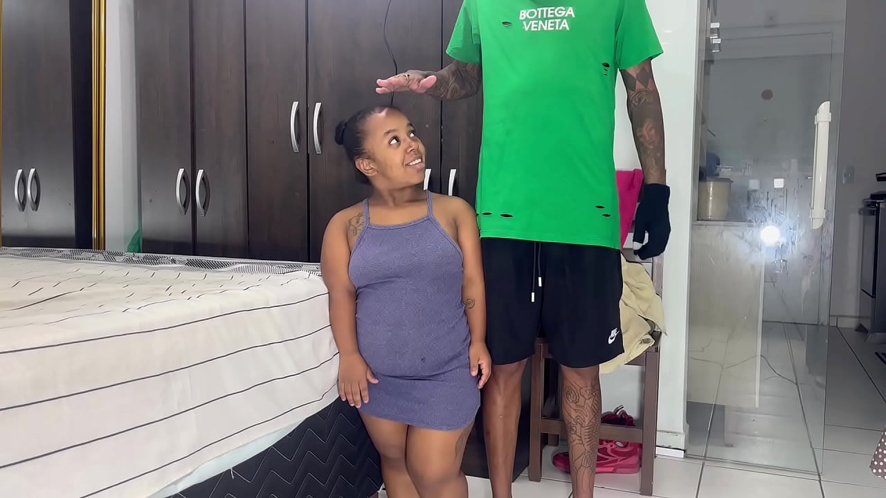 Anazinha mamou em pé e pediu pra eu não colocar o pau todo na bocetinha dela se não ia arregaçar a bocetinha
