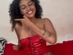 O corno filmou eu tirando a virgindade do cuzinho da sua esposa novinha pela primeira vez