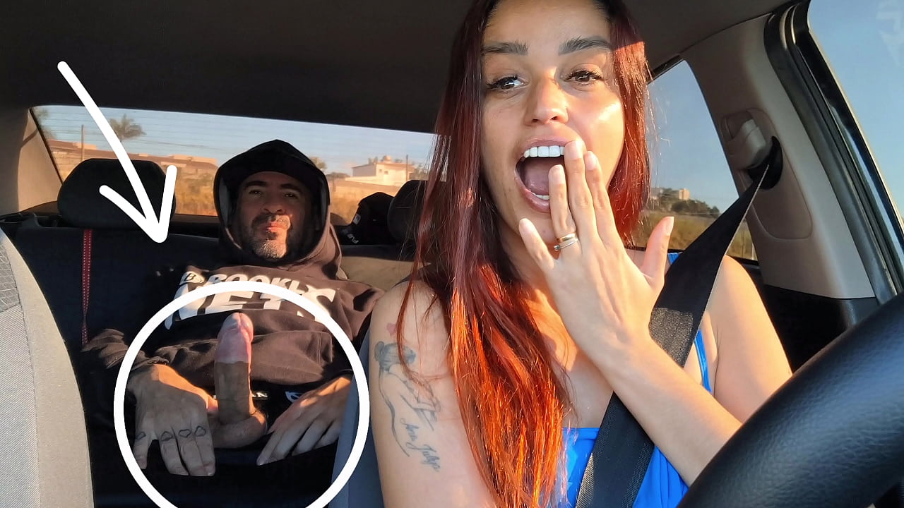 Motorista de app safada pegou passageiro se masturbando por trás e fudeu com ele sem camisinha!